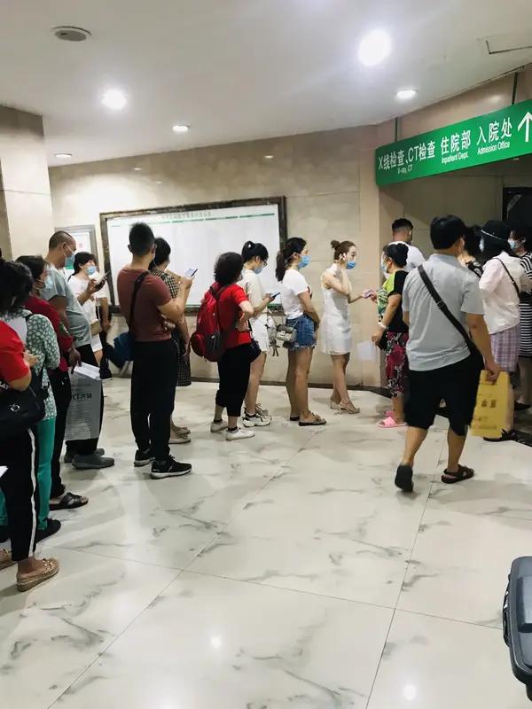 开学前眼科医院爆满！孩子近视真不只怪手机每到开学前夕，各大眼科医院都会迎来就