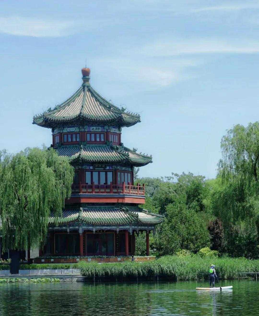 “北方水乡”北京什刹海的夏天位于北京中心城区、毗邻北京城中轴线的什刹海，是北京