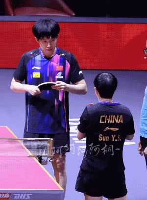 球拍出问题那会儿，孙颖莎搭档硬是憋住了没发火。记得巴黎那回他当场就闹过情绪，这回