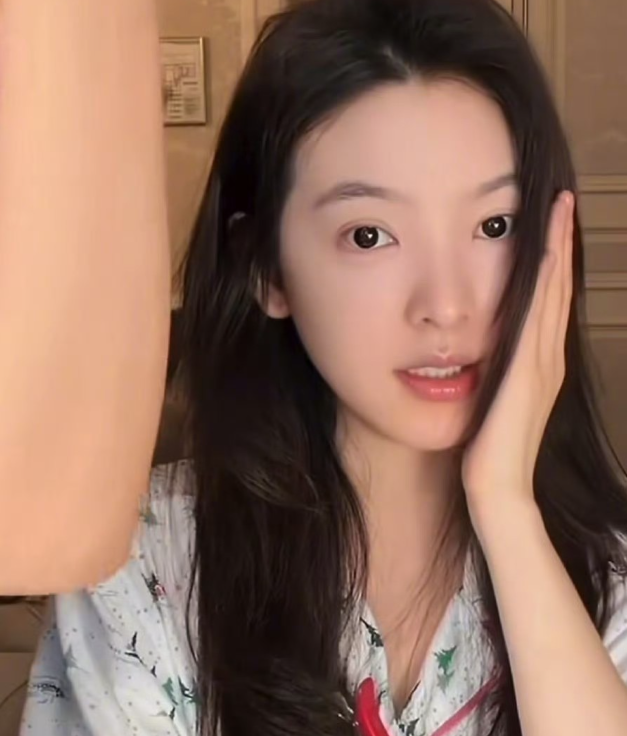 章若楠素颜才是真的美得一塌糊涂化妆间里的随手镜头，意外撞破了章若楠最动人的「美