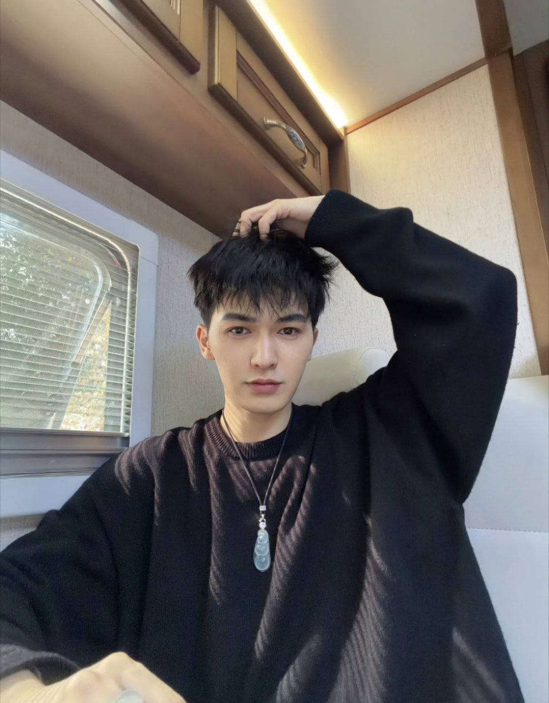 没错就这样自拍！看来今天天气不错嘛朱正廷心情也是棒棒的