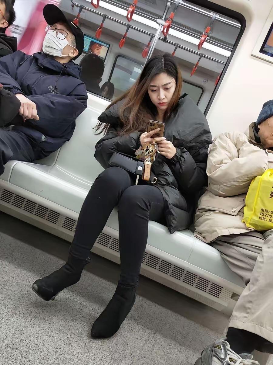 地铁上的安静时光，沉浸在手机的虚拟世界。氛围感出片穿搭生活中的温柔时刻今日份