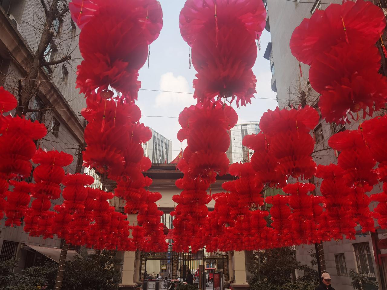 红灯笼映暖阳，年味好浓岁月轮转，记录着时光的流逝。时代更迭，书写着流年的故事