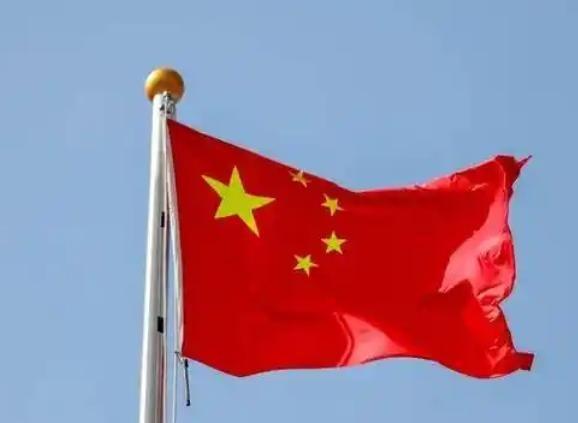 网上曾有人建议，把农业的伟大责任交给温铁军，把经济掌舵交给卢麒元，把教育的旗帜交