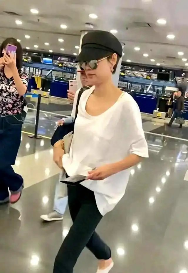 马伊琍机场被偶遇，瘦成“纸片人”​​。