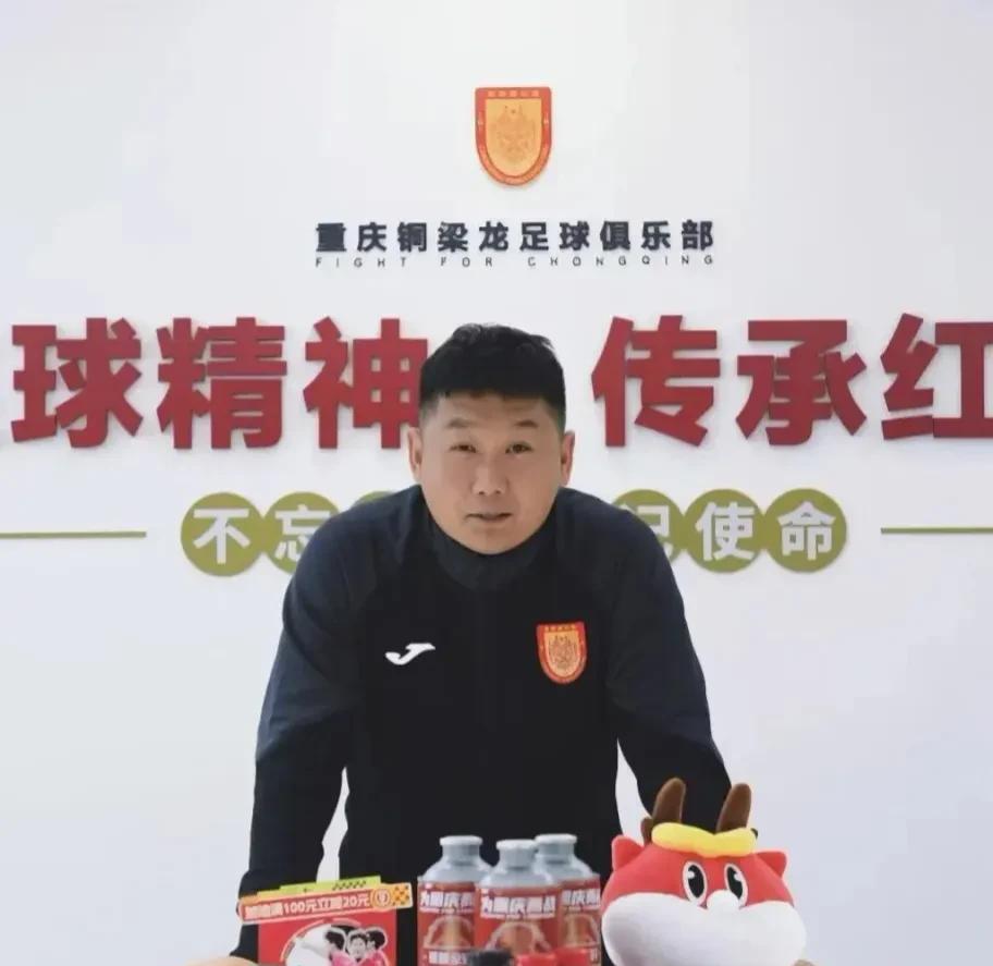 重庆铜梁龙决定放弃韩国籍主帅张外龙而启用本土教练刘建业，一方面是响应中国足协所提