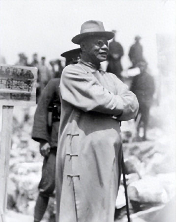 他拒绝迎娶宋美玲，放弃黄埔军校校长职位，将大好江山与美人轻易交予蒋介石，背后的原