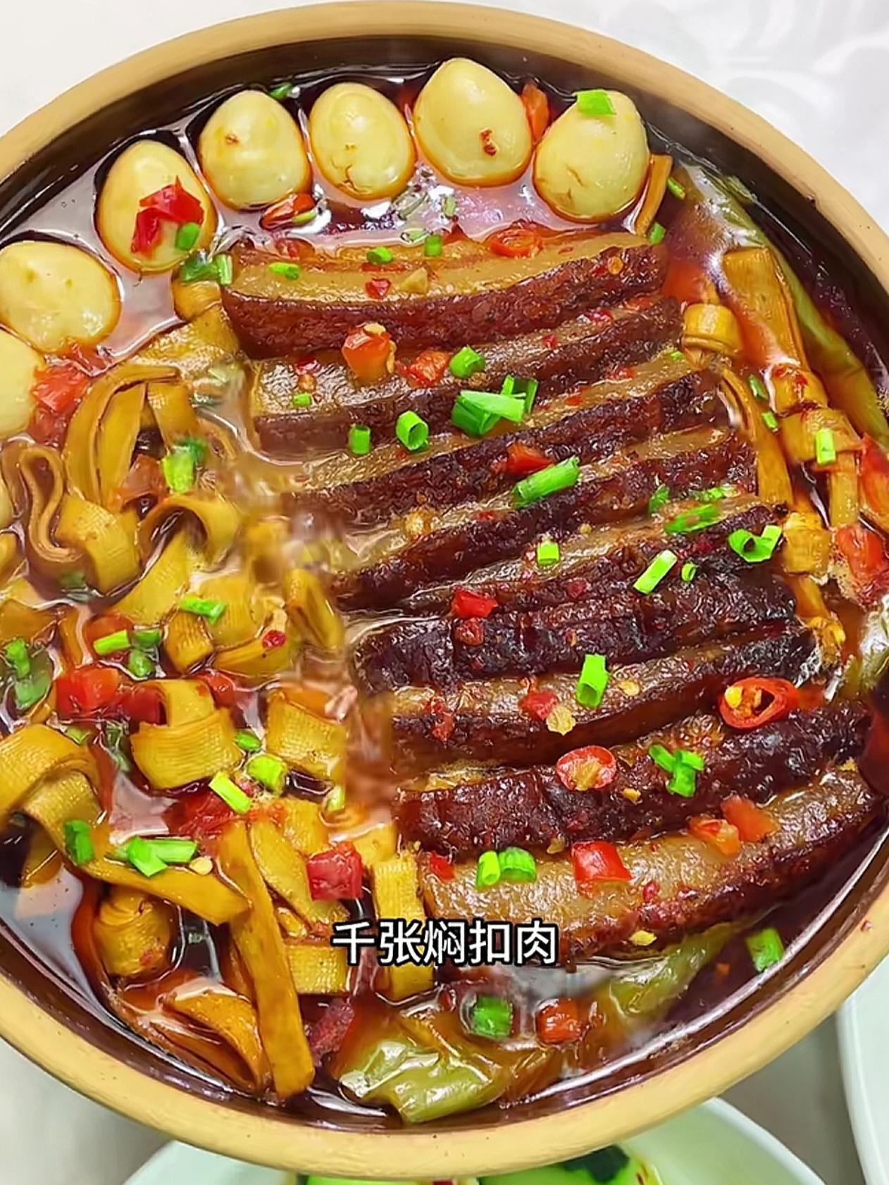 分享一桌婆婆做的家常菜，一桌看着特别有食欲。重头戏砂锅千张焖扣肉太出彩，五花