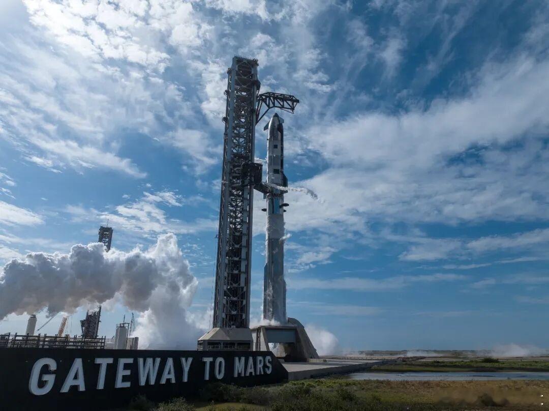 SpaceX在美国得州星舰基地完成了新一代星舰V3的发射演练，向完全合体的星舰飞