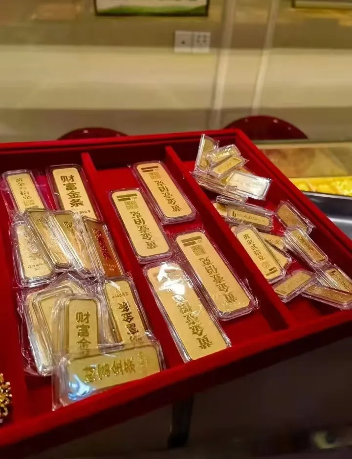 持有大量黄金的人，但凡超过100克以上的，千万别听风就是雨。一定要拿稳住了，别听
