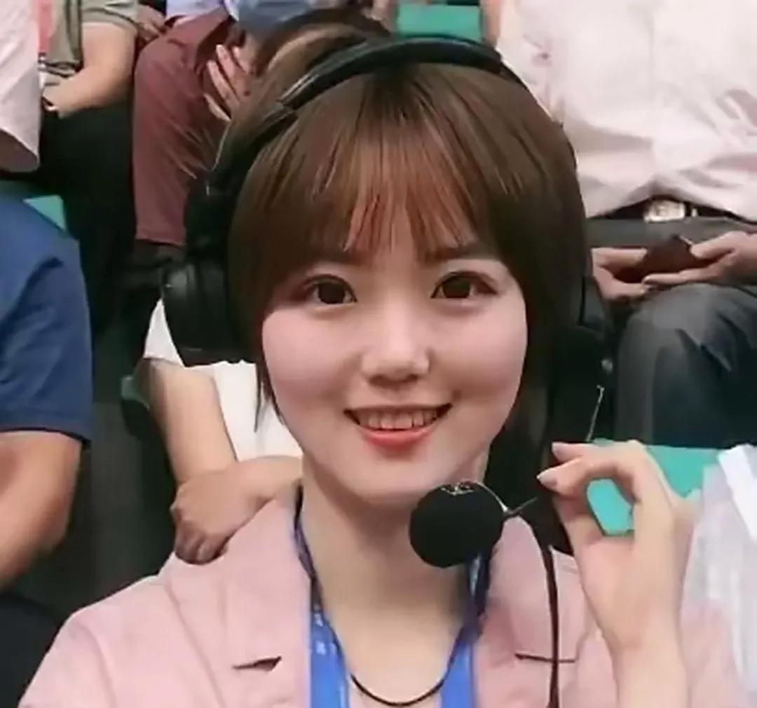 昨天男单半决赛，央视台解说高菡一如既往偏大头，而大满贯嘉宾李晓霞却偏小胖，两人的