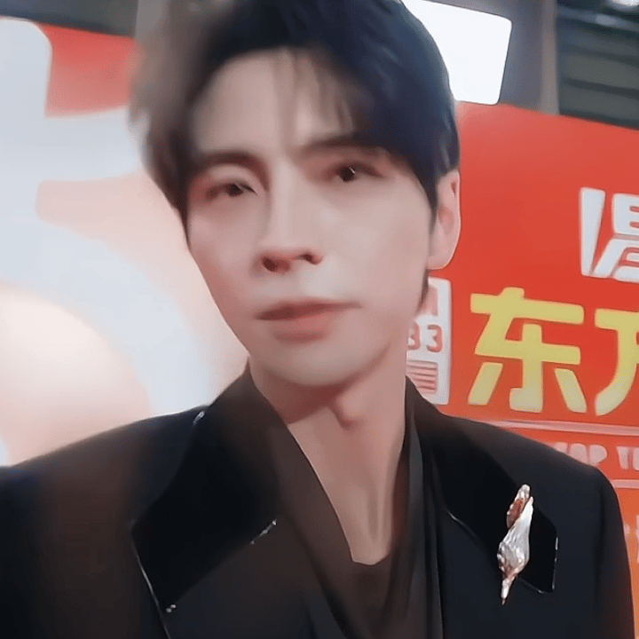 我们哥酱对着镜头很帅地kiss了一下镜头一转就害羞了一直在偷笑啊啊啊啊啊啊太青