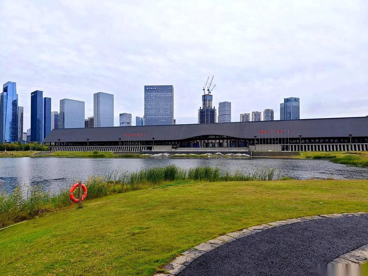 谁敢信啊？成都最科幻、最高大上的那片地儿，天府新区，居然跟秦始皇有关系。第一次