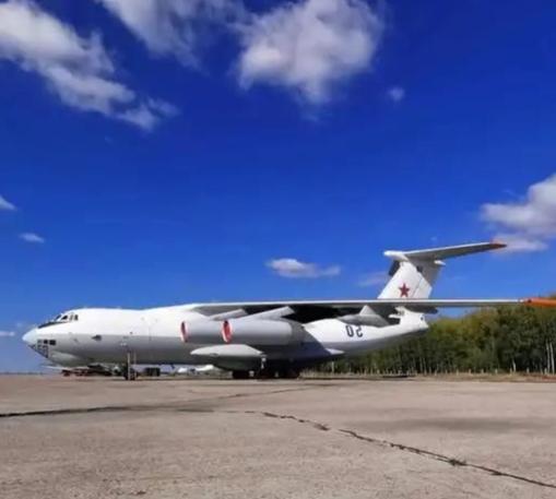 东方大国太聪明了：趁着俄罗斯武器滞销，一口气订购20架大飞机俄罗斯武器出口这