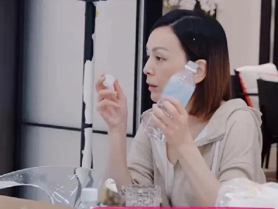 王琳录节目时，给自己儿子打了一个电话，儿子有些排斥她录节目，她哭着质问儿子：“你