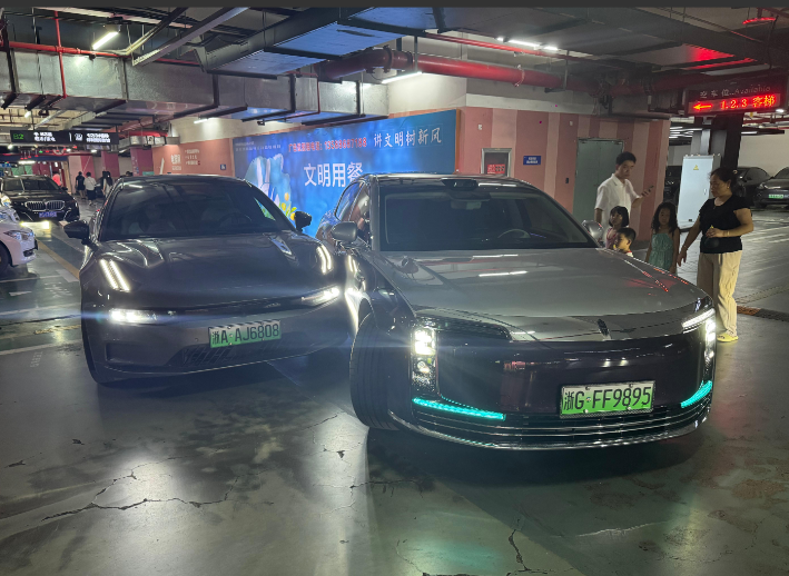 近日，网传浙江的一辆尊界S800在地下停车场自动泊车的过程中，与后方的极氪001