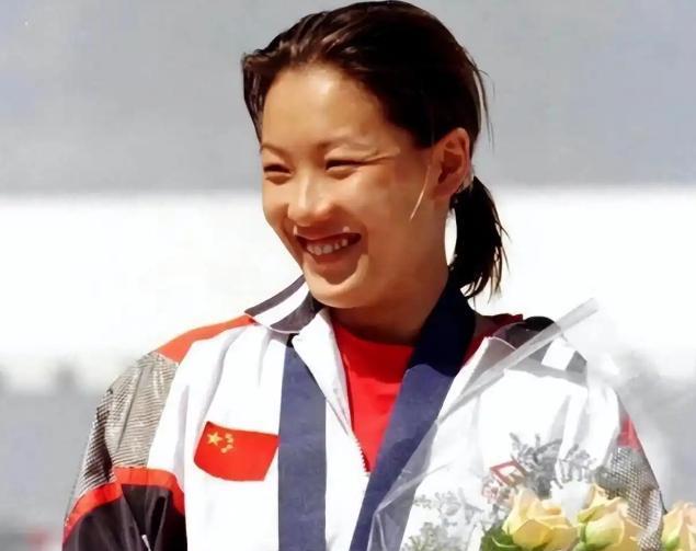 生了三胎后，67岁的梁锦松为了让41岁的伏明霞拼4胎，他花100亿买下了亚洲最奢