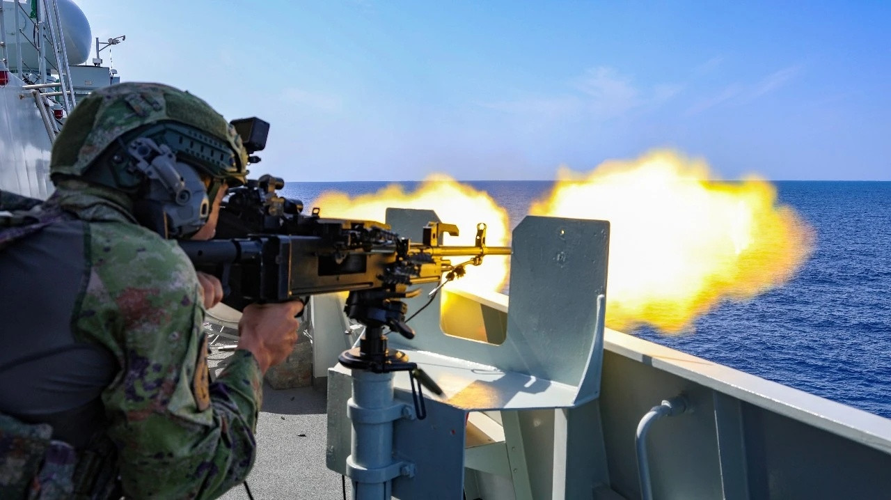中国海军第48批护航编队随舰特战队员实弹射击
