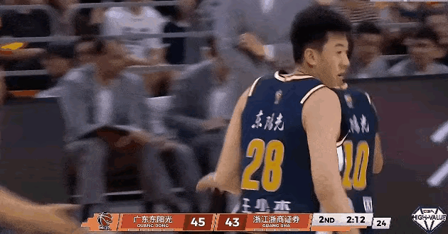 斗志太强了！崔永熙滑跪抢断这一球惊到我了，这样不怕受伤，膝盖先着地，然后整个人