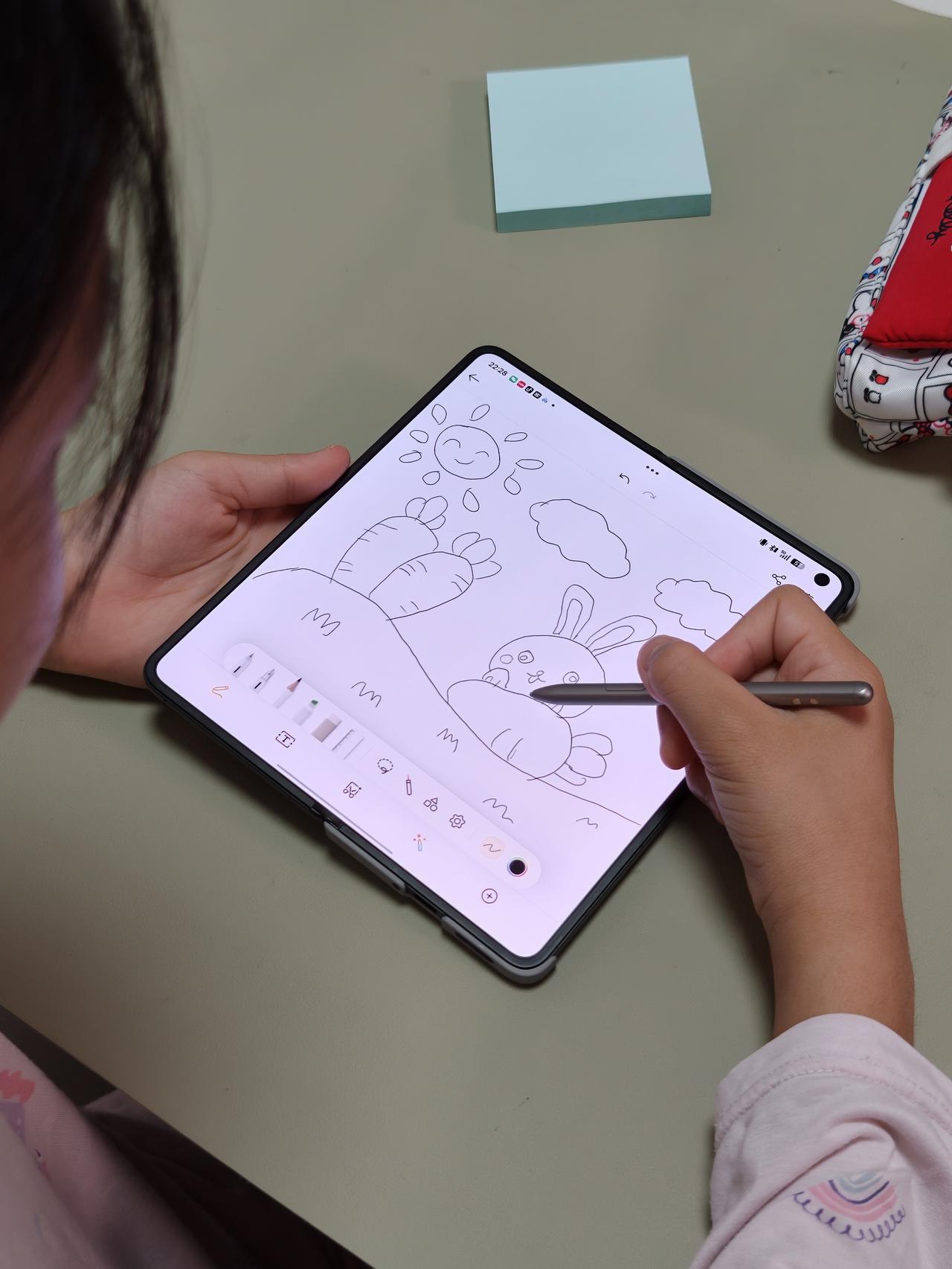 把折叠屏给小孩你就会得到…一个小画家！家里来了亲戚小孩，一直盯着桌上的折叠