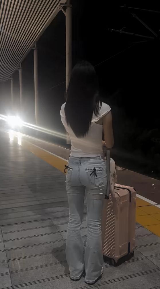 假期来临，学生姐坐高铁回家。