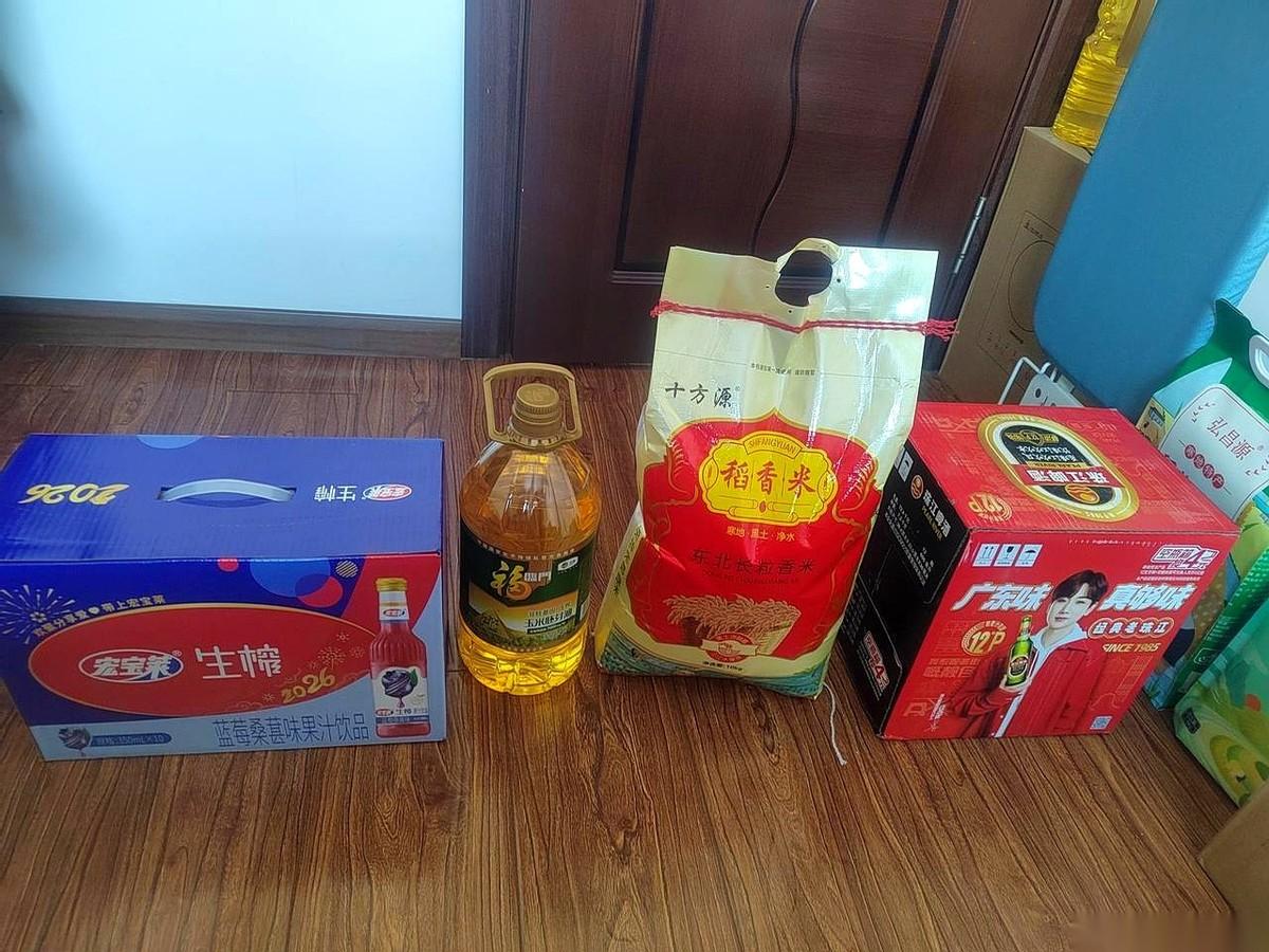 公司都快开不下去了，老板还硬撑着给我们发了年货。米面油，啤酒饮料，堆了一地。