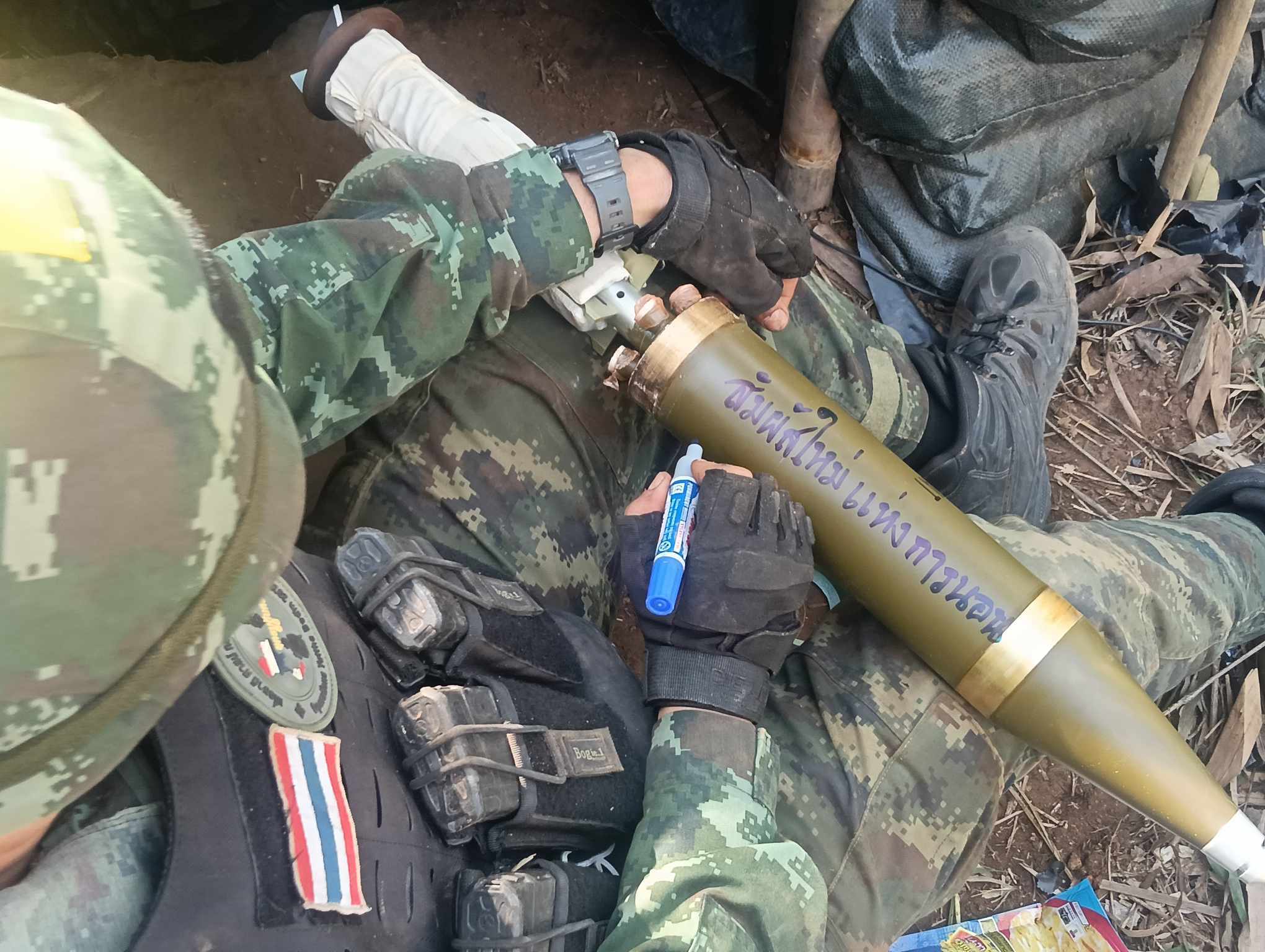 泰柬冲突泰国士兵在炮弹上给柬军留言，炮弹貌似78式82mm无后坐力炮的破甲弹