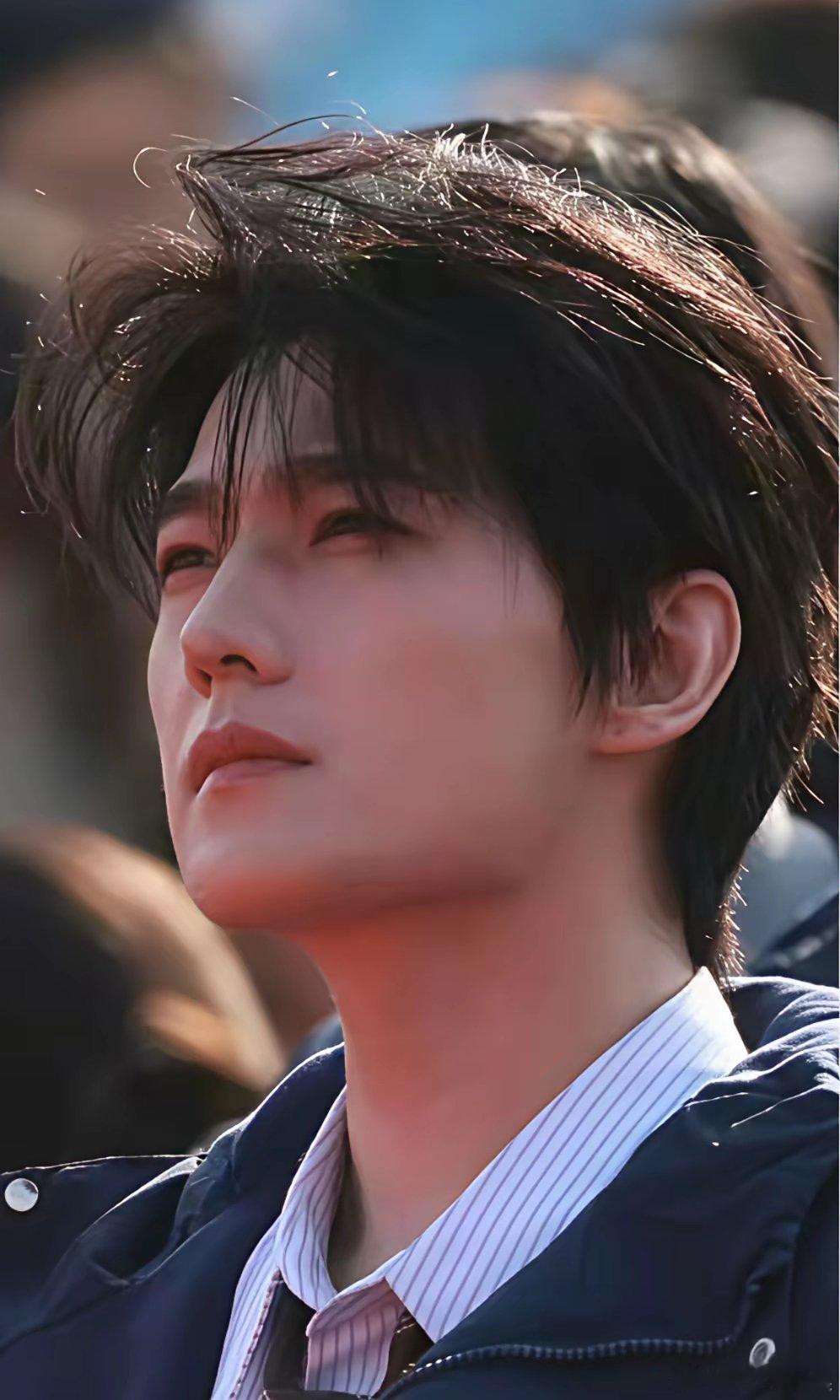 杨洋眼角的淤青就能看出他有多能忍，他还是自己开公司自己选择不让江山的剧本，本来骨