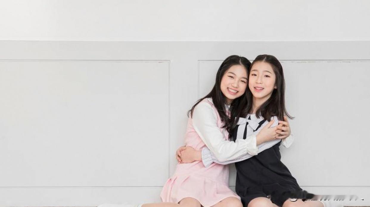 太奇妙！两名大一新生同名同姓同生日长相酷似辅导员核对证件当场看懵开学季总