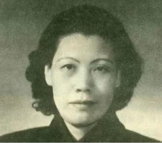 1928年，32岁的茅盾爱上23岁的女学生秦德君，不久秦德君便怀了孕，茅盾为难地