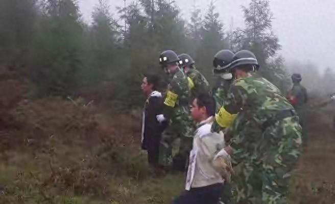 孙小果1998年就该死，可直到2020年才被枪决。中间三次改判，每次都有人签字盖