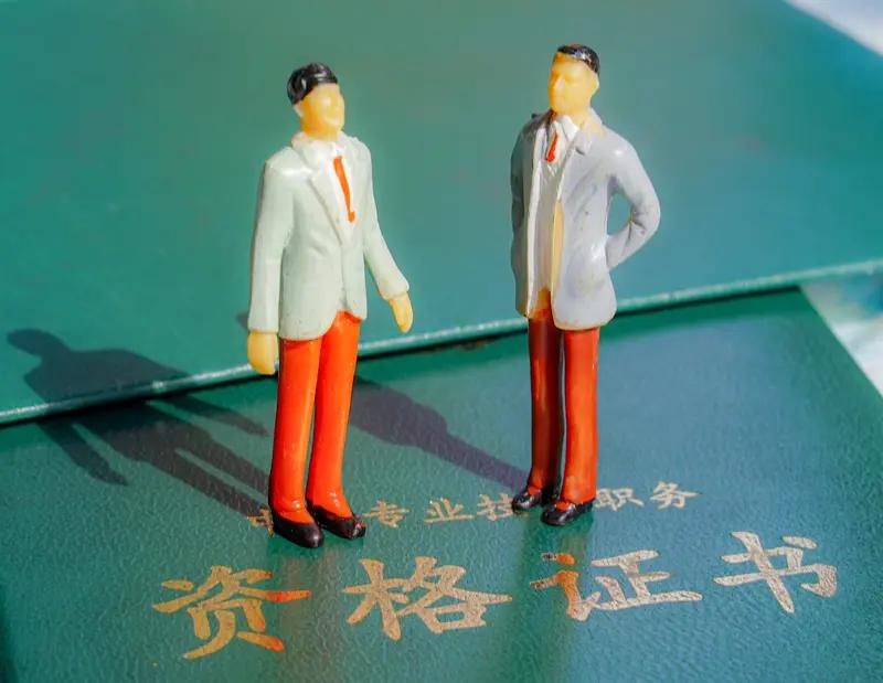 天天纠结评职称的事，理智告诉我要放下，虚荣心又告诉我不要停。确实，完全躺平我又不