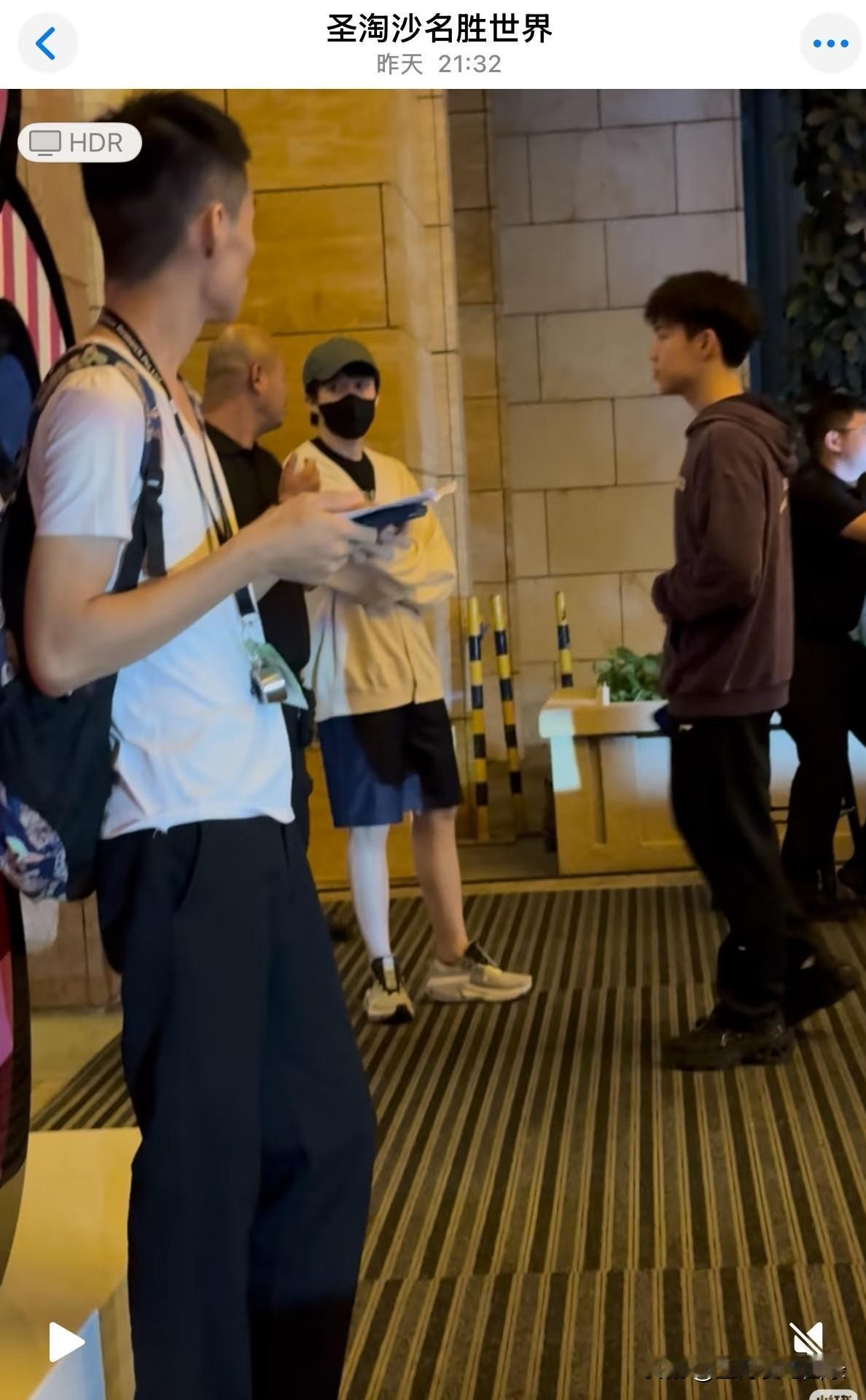 运动员的精力真的充沛啊！网友在新加坡圣淘沙酒店门口偶遇国乒几个球员，据说王楚钦