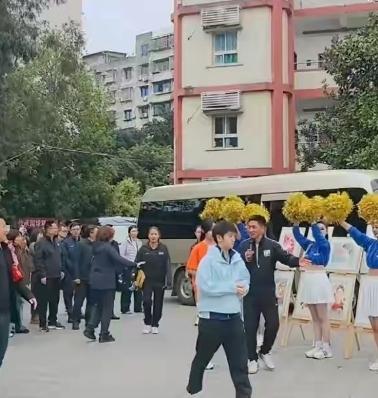 3月8日，孙颖莎随国乒一行来到鱼洞中学参加活动，刚下车就被拉拉队和校领导热情迎接