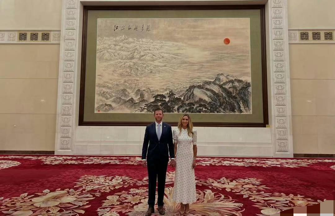 上次美国总统特朗普带领次子以及一大众美国企业家来中国，她的二儿媳至今任然在美国电