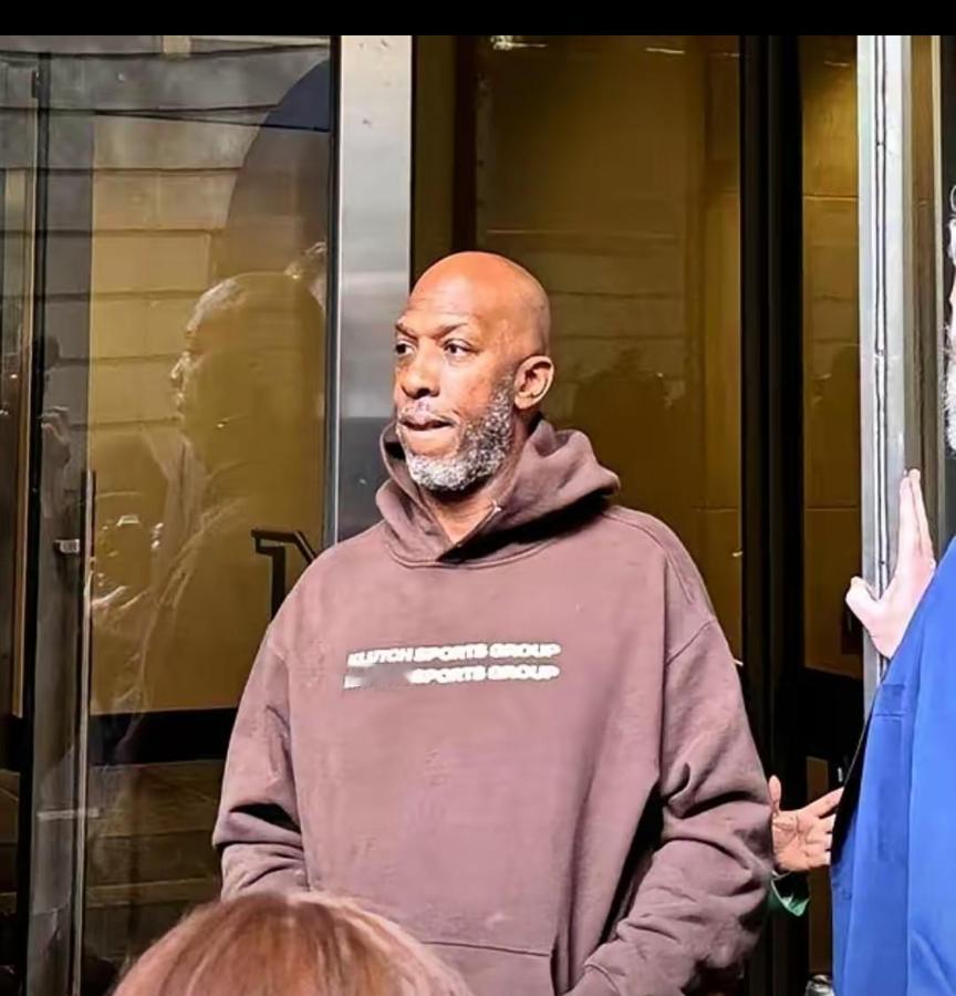 比卢普斯，穿着一件印有Klutch标志的连帽大衣，走进法庭那会儿，照片刚出来就炸