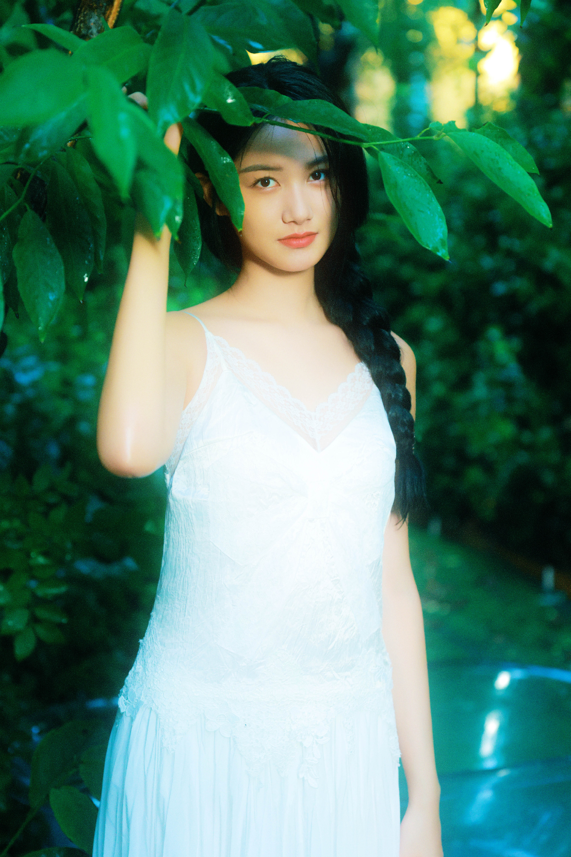 张籽沐告别盛夏写真上线，麻花辫吊带白裙，绿植林间的小仙女​​​