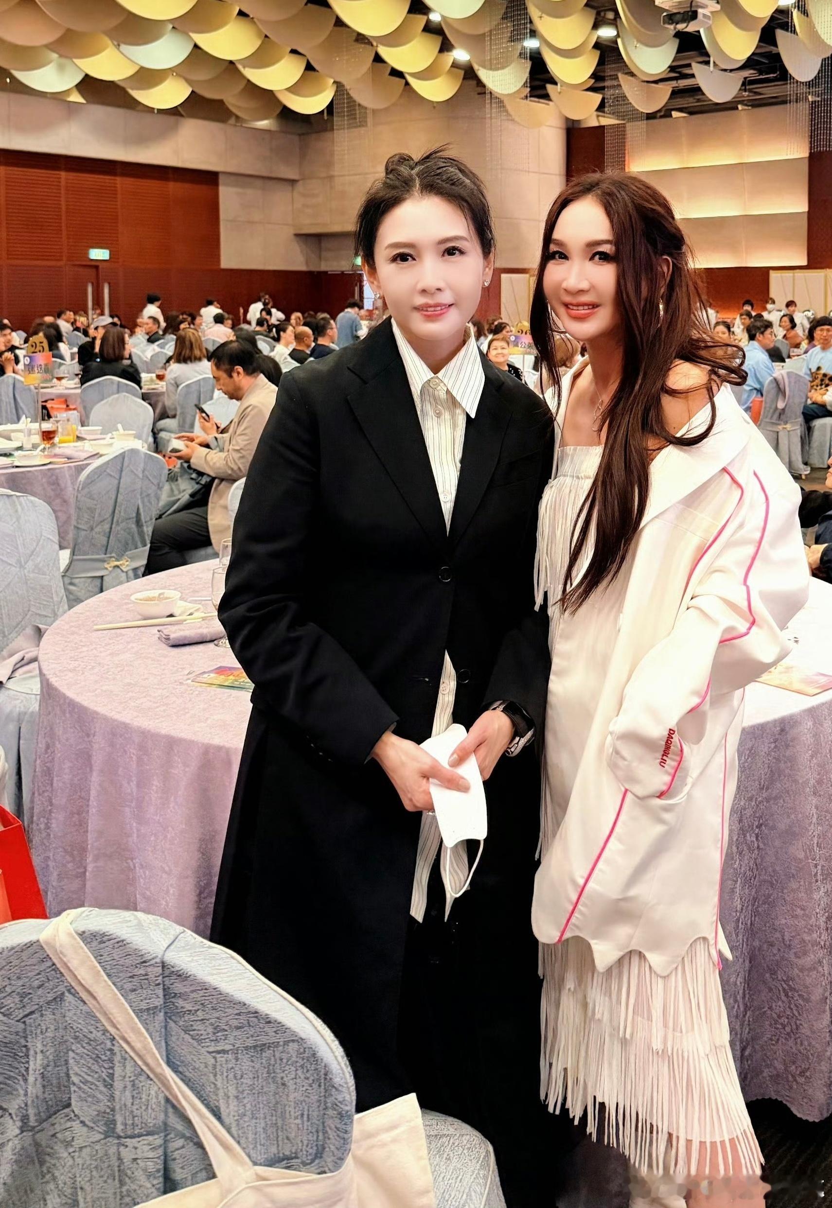 邱淑贞温碧霞同框岁月不败美人57岁邱淑贞与59岁温碧霞同框，这才叫真正的“岁