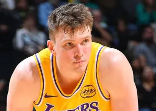 多尔顿-克内克特据称进入湖人管理层办公室并提出了交易要求。根据此前消息，湖人一