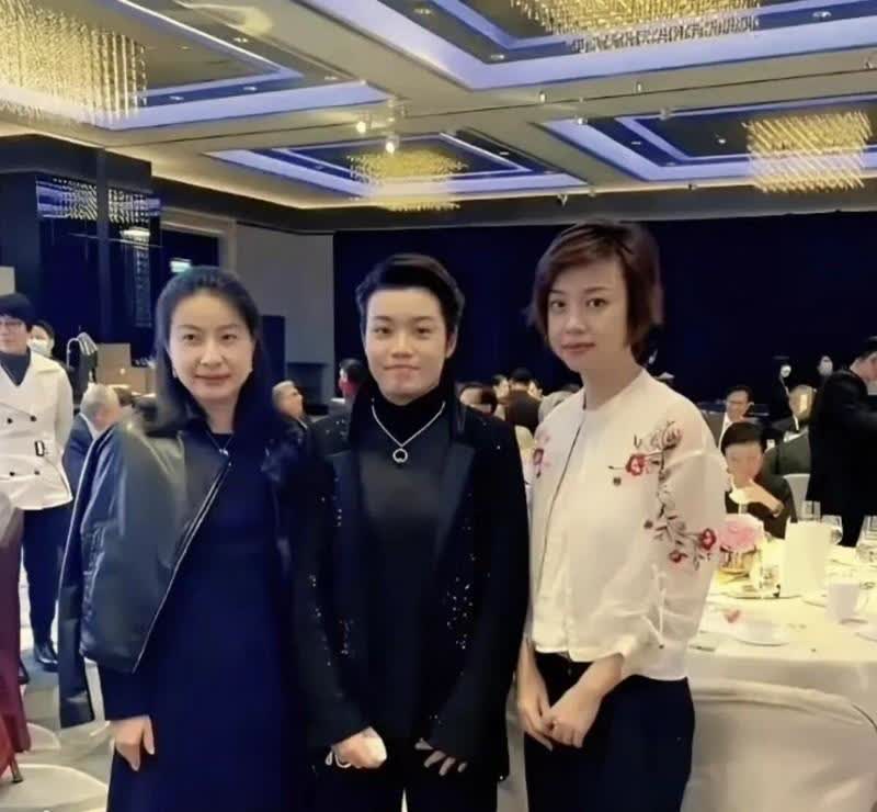 张怡宁和郭晶晶的合影突然在网上火了，好多人一看照片才发现，原来张怡宁个子这么高、