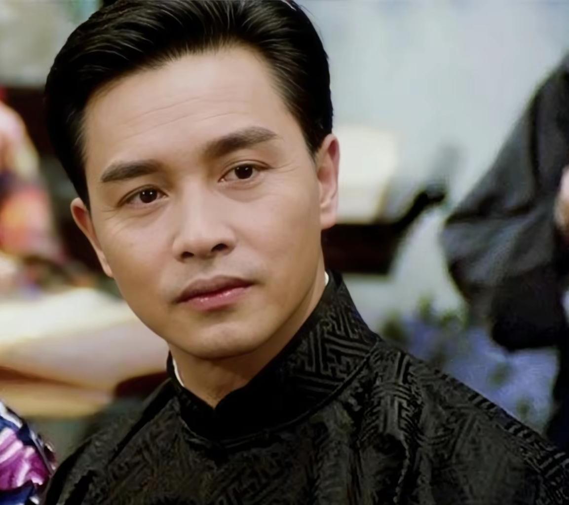 你说张国荣如果还健在现在会变成什么样子了呢？会像图1或图2这样吗？张国荣离开已经