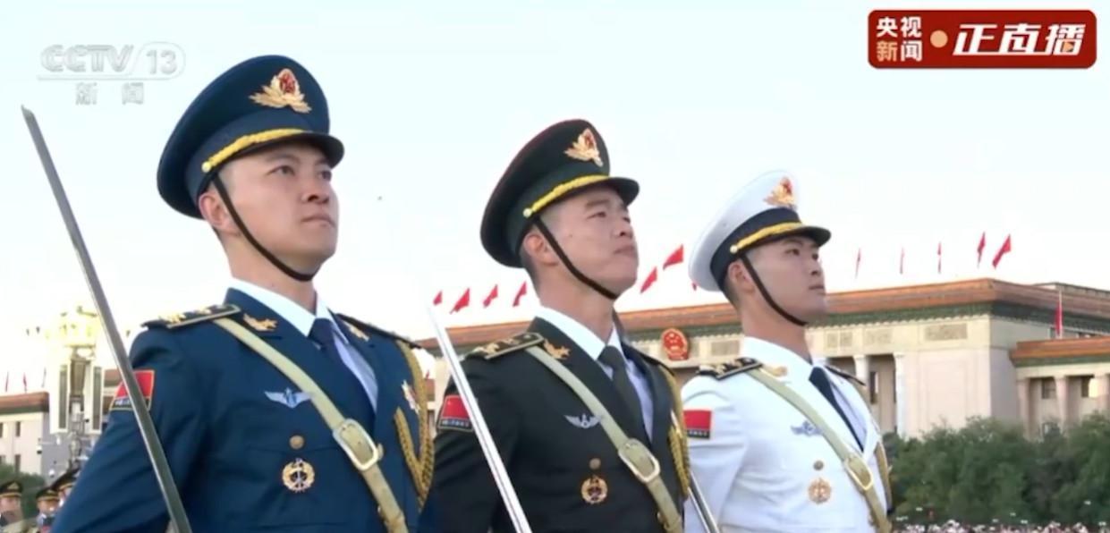 今天，天安门广场的升旗仪式显得格外庄严和隆重，因为今天是国庆节！伴随着雄壮激