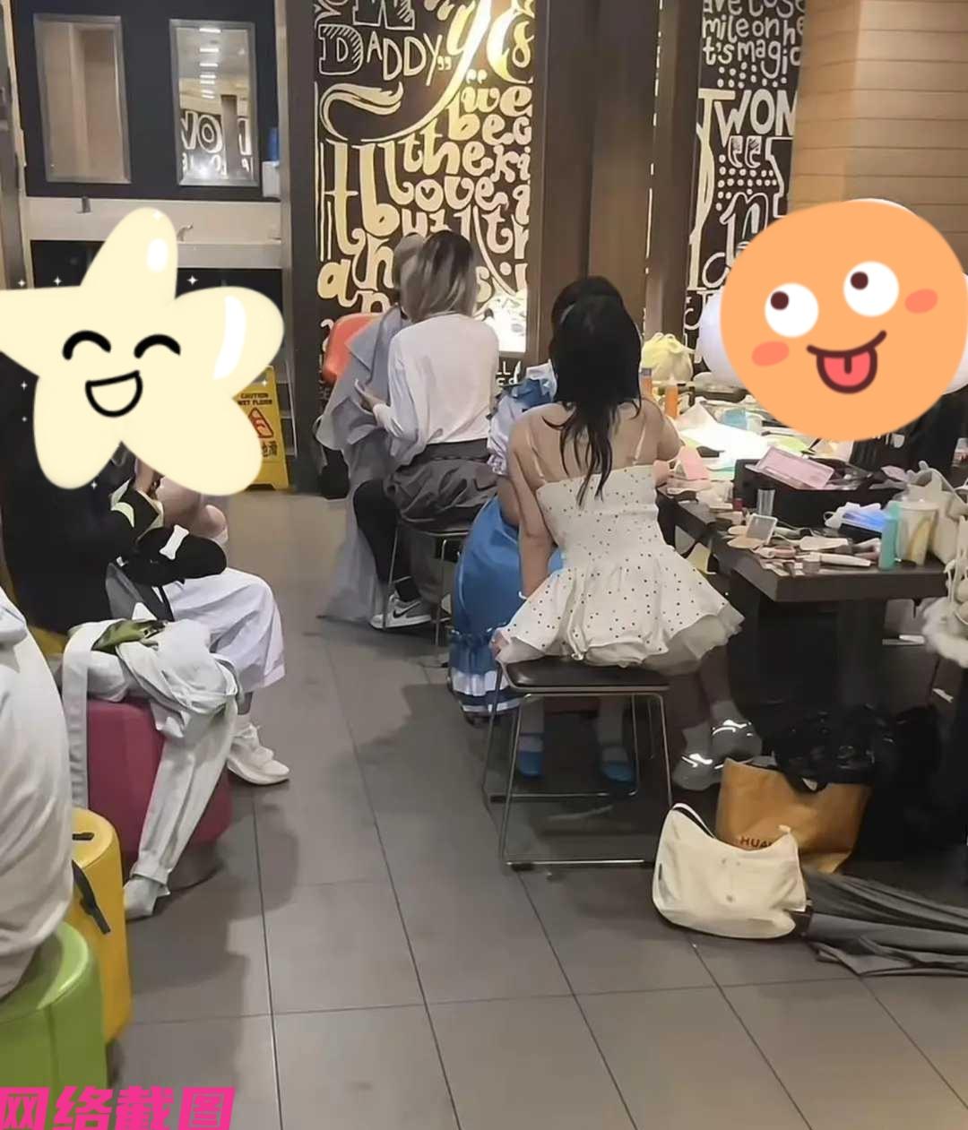 上海有家麦当劳店面中，有人看到店内坐着不少女生，在此处化妆喷香水，且香水味十足弥