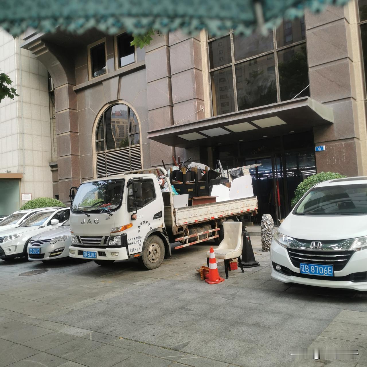 经常去人民路65号的工商银行办事，今天下午过去，还没等走到门口，看一个货车在拉东