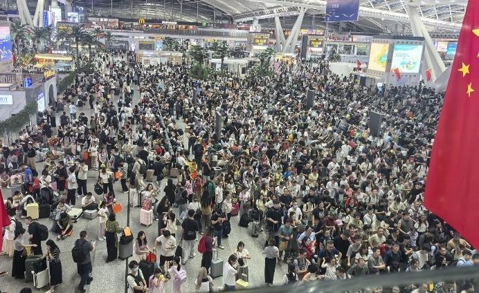 都说很多人失业，降低消费，为何国庆还那么多人到处去旅游，各大景点到处人山人海，挤