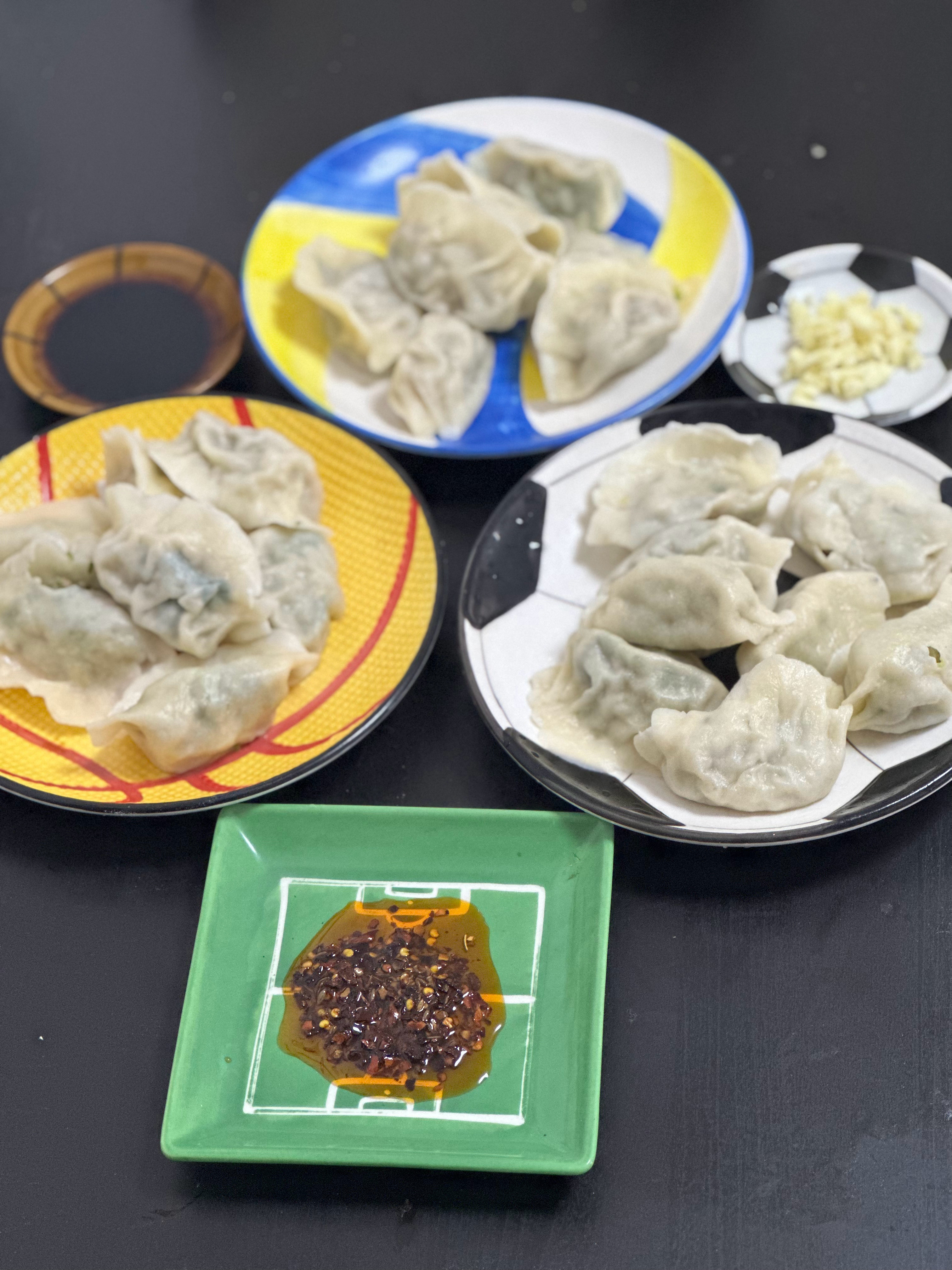 跟父母一起包了一顿饺子妈妈看了看装饺子的盘子说这是“振兴三大球”饺子[抱抱][抱