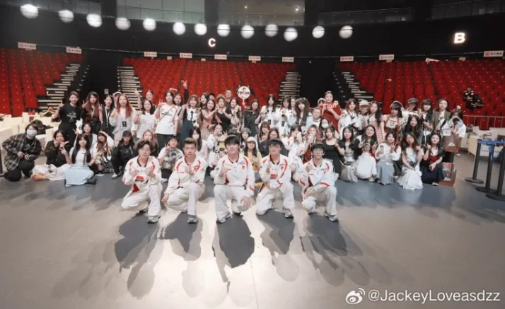 TES选手赛后发文-JackeyLove: 辛苦大家等我们, 很感谢大家