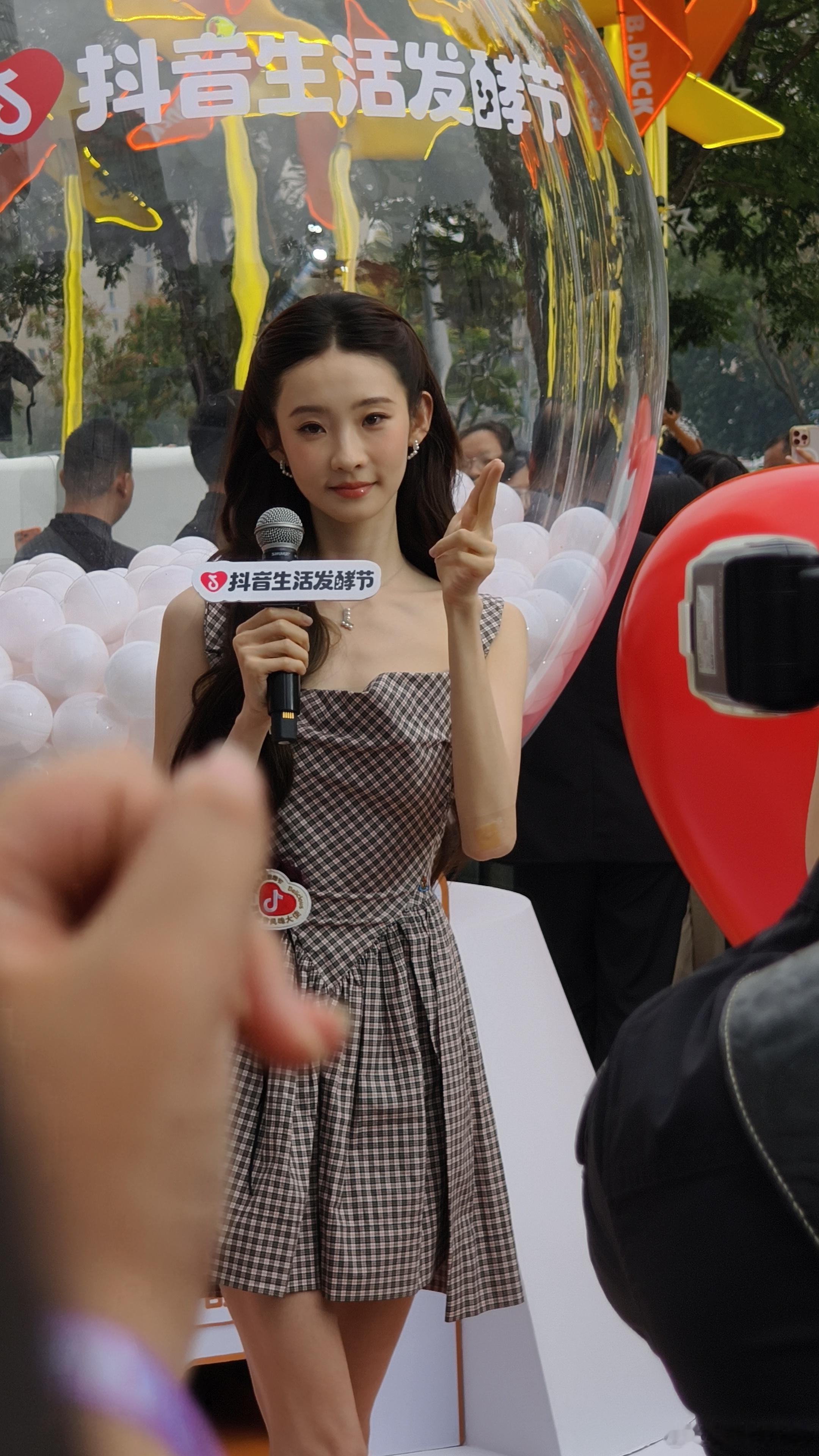 #张艺凡#这个艺凡如此美萌，超级美呀，完全原图直出来的，又高又美又瘦！！​