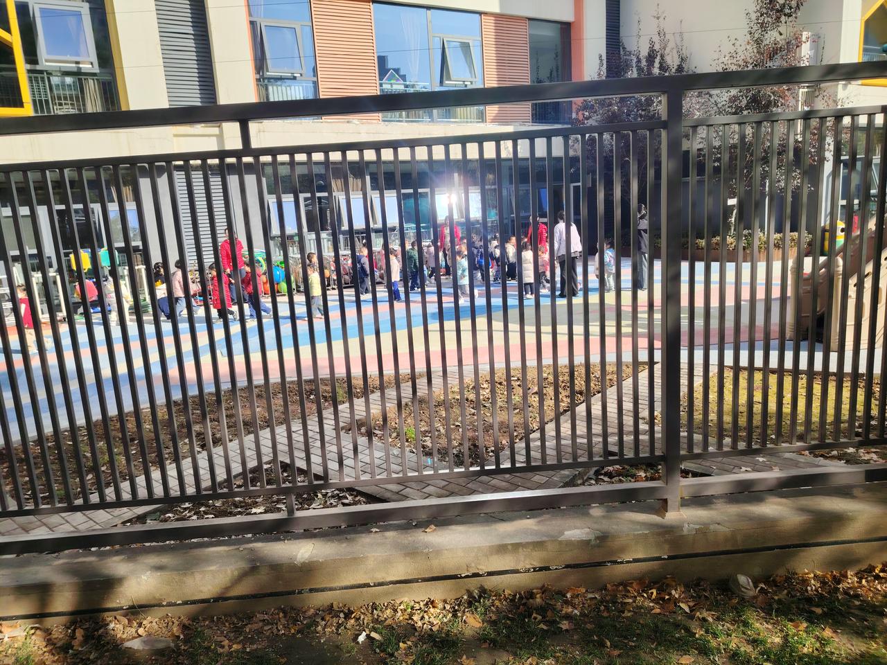 辛校长的新举措1、以往，校园没有校本教材。新校长辛校长到任后，积极鼓励教师编写