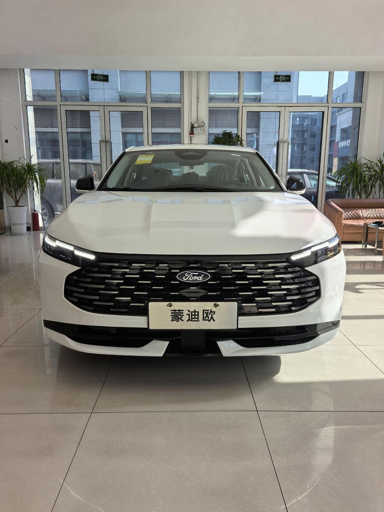 🚗聊聊新蒙迪欧。最近去店里静态摸了一下，也跟销售和几个老车主唠了嗑。我的看法